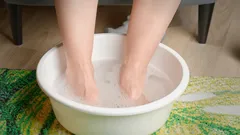 Ayak yorgunluğuna doğal çözüm: Deniz tuzu ve karbonatla kendinizi şımartın